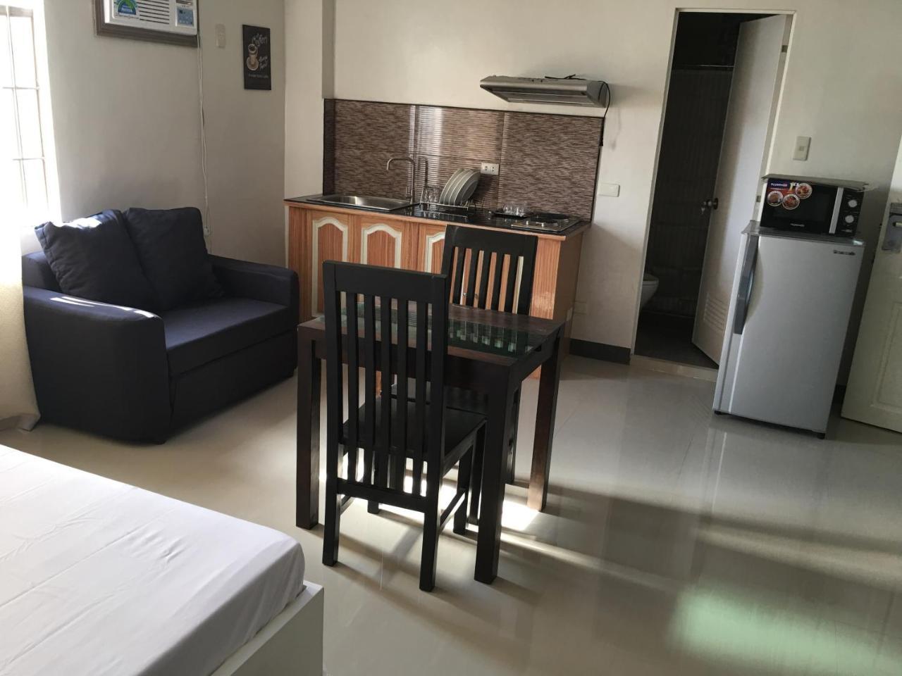 Beinte Singko De Marso Apartments Candon Extérieur photo
