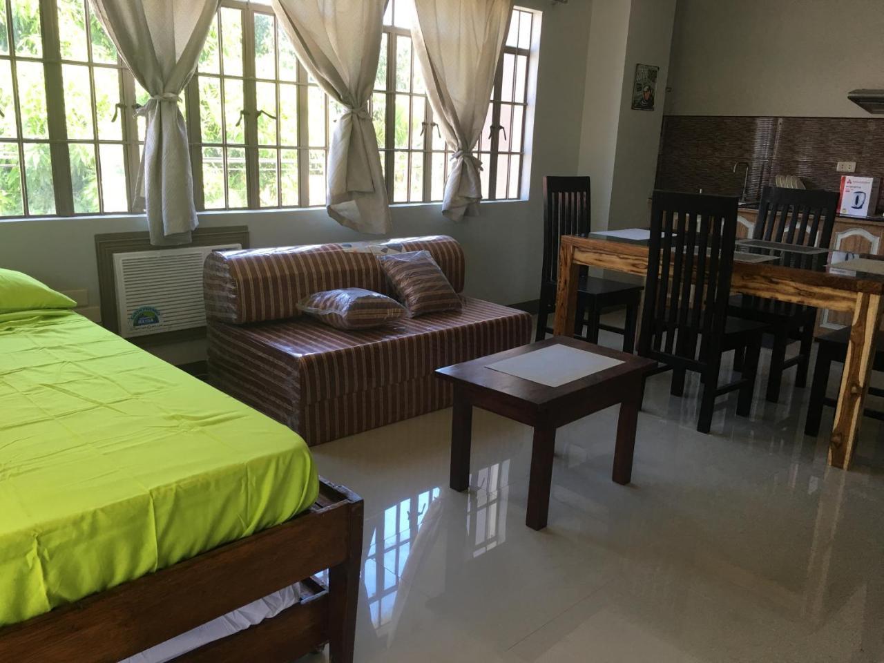 Beinte Singko De Marso Apartments Candon Extérieur photo